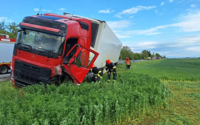 Nehoda kamionu uzavřela silnici u Brna. Řidič je vážně zraněný
