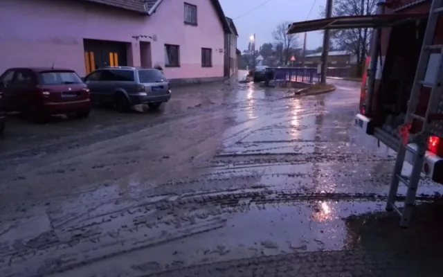 Vydatný déšť v Brně zaměstnal hasiče. Zasahovali u zatopených sklepů a silnic