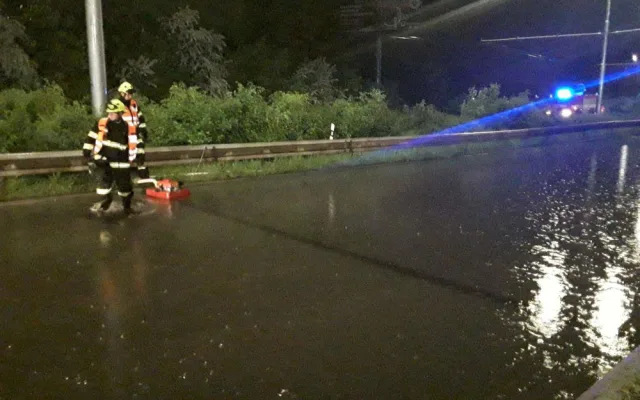 Vydatný déšť v Brně zaměstnal hasiče. Zasahovali u zatopených sklepů a silnic