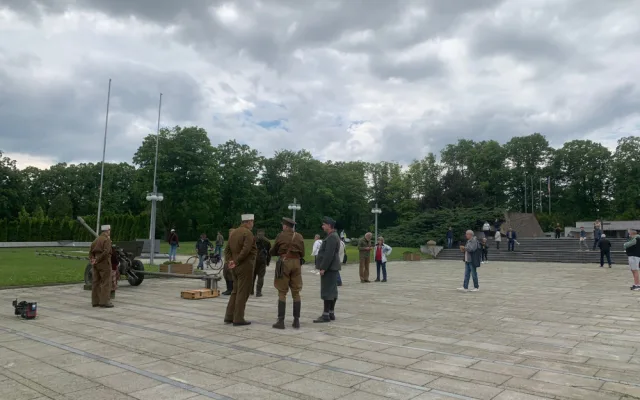 VIDEO: Lidé si na brněnském hřbitově připomněli konec druhé světové války. Milovníci historie přijeli na koních