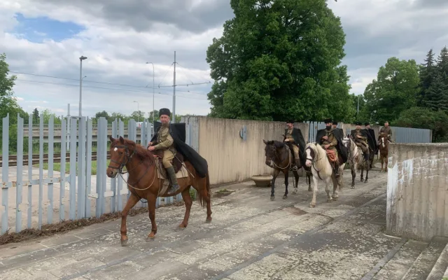 VIDEO: Lidé si na brněnském hřbitově připomněli konec druhé světové války. Milovníci historie přijeli na koních