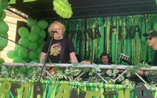 VIDEO: V Brně propukly majálesové oslavy. Do bujarého průvodu plného hudby se zapojily tisíce lidí