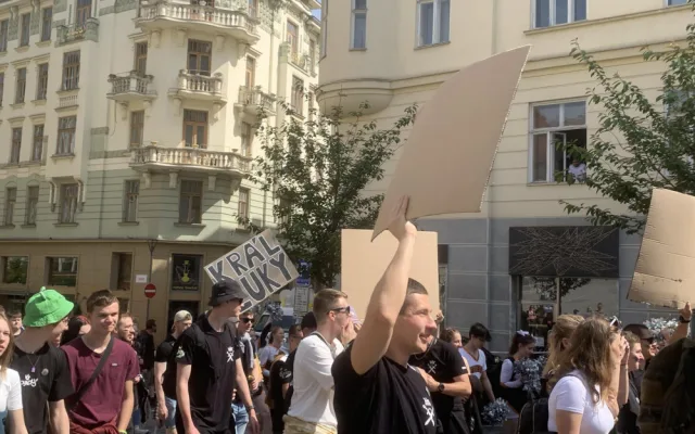 VIDEO: V Brně propukly majálesové oslavy. Do bujarého průvodu plného hudby se zapojily tisíce lidí