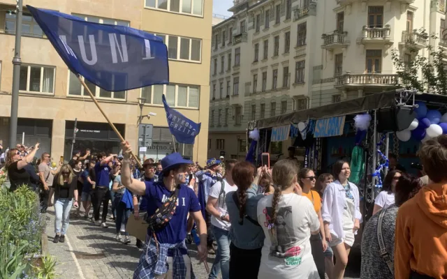 VIDEO: V Brně propukly majálesové oslavy. Do bujarého průvodu plného hudby se zapojily tisíce lidí