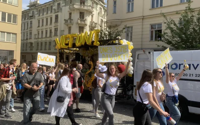 VIDEO: V Brně propukly majálesové oslavy. Do bujarého průvodu plného hudby se zapojily tisíce lidí