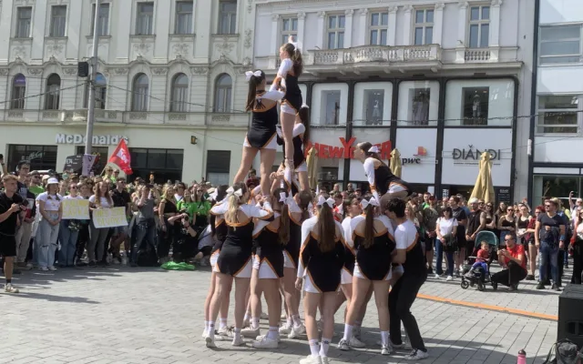 VIDEO: V Brně propukly majálesové oslavy. Do bujarého průvodu plného hudby se zapojily tisíce lidí