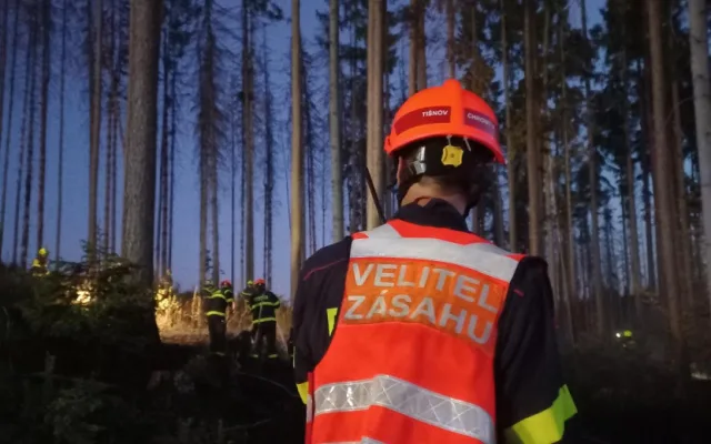 U Brna hořel les. S hašením pomáhal i vrtulník s bambi vakem