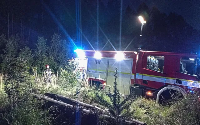 U Brna hořel les. S hašením pomáhal i vrtulník s bambi vakem
