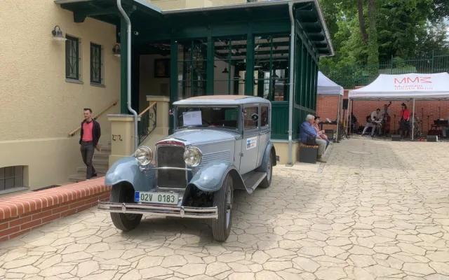Brňané poprvé nahlédli do nové zahrady Arnoldovy vily. Pohltila je atmosféra první republiky
