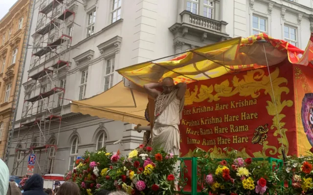 VIDEO: Centrem Brna prošli lidé, kteří oslavovali indického boha Krišnu. Doprovázel je obrovský nazdobený vůz