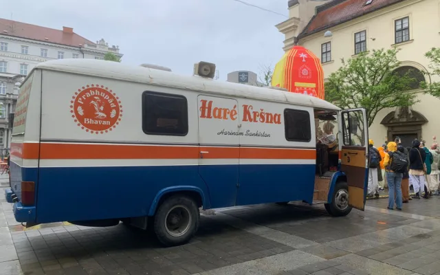 VIDEO: Centrem Brna prošli lidé, kteří oslavovali indického boha Krišnu. Doprovázel je obrovský nazdobený vůz