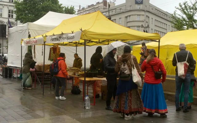 VIDEO: Centrem Brna prošli lidé, kteří oslavovali indického boha Krišnu. Doprovázel je obrovský nazdobený vůz