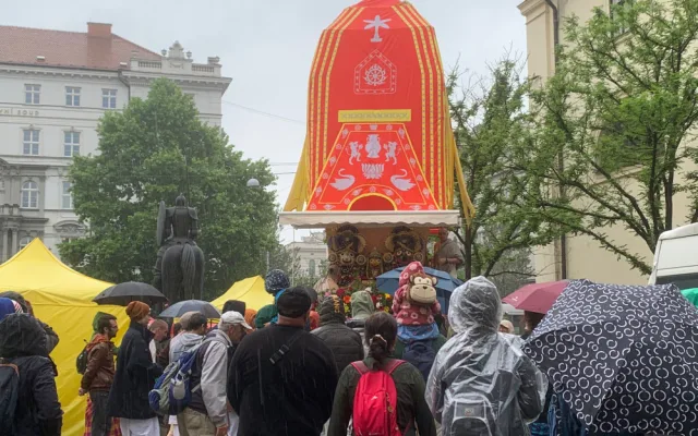 VIDEO: Centrem Brna prošli lidé, kteří oslavovali indického boha Krišnu. Doprovázel je obrovský nazdobený vůz