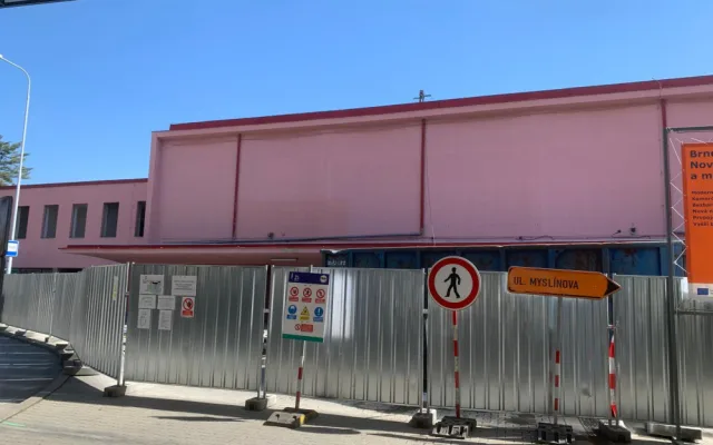 VIDEO: Dělníci začali s demolicí nádražní budovy v brněnském Králově Poli