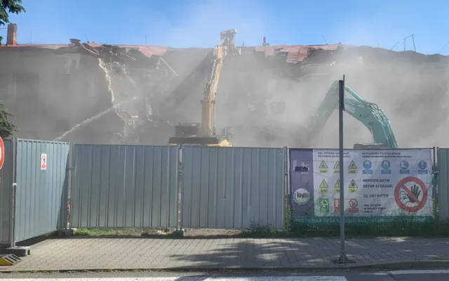VIDEO: Dělníci začali s demolicí nádražní budovy v brněnském Králově Poli