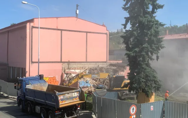 VIDEO: Dělníci začali s demolicí nádražní budovy v brněnském Králově Poli