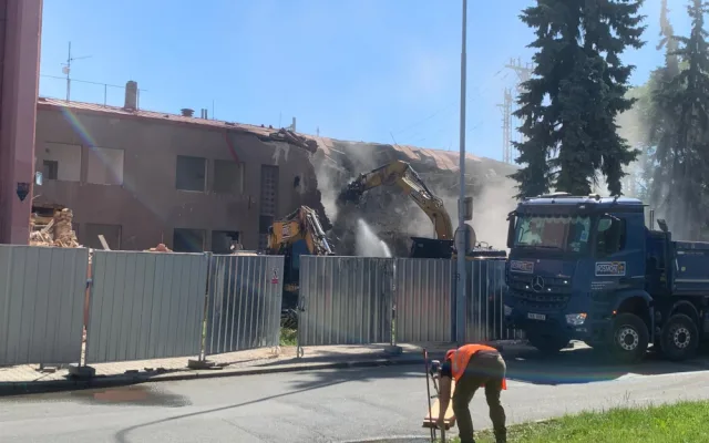 VIDEO: Dělníci začali s demolicí nádražní budovy v brněnském Králově Poli