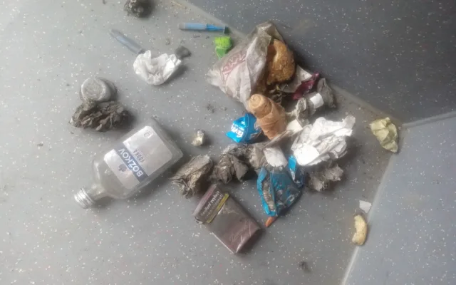 Brněnský dopravce upozorňuje na nevhodné chování cestujících. Lidé ve vozech pohazují jídlo i výkaly