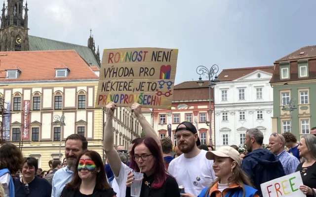 VIDEO: Brnem jdou stovky lidí v duhovém průvodu. Organizátoři čekají násilí ze strany odpůrců