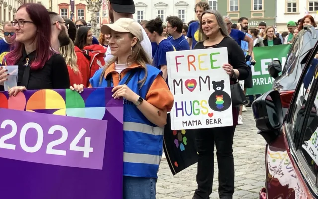 VIDEO: Brnem jdou stovky lidí v duhovém průvodu. Organizátoři čekají násilí ze strany odpůrců