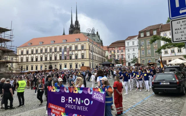 VIDEO: Brnem jdou stovky lidí v duhovém průvodu. Organizátoři čekají násilí ze strany odpůrců