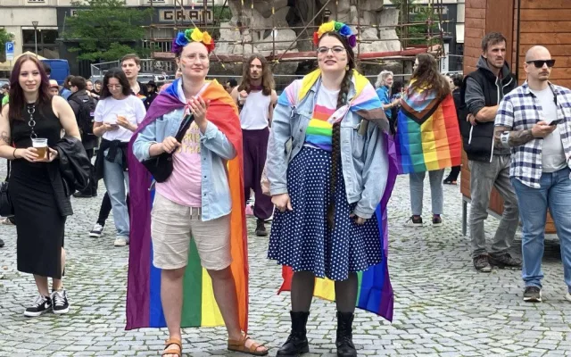 VIDEO: Brnem jdou stovky lidí v duhovém průvodu. Organizátoři čekají násilí ze strany odpůrců