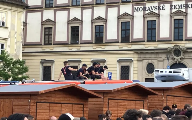 VIDEO: Tisíce lidí v centru Brna fandí českým hokejistům ve finále mistrovství světa