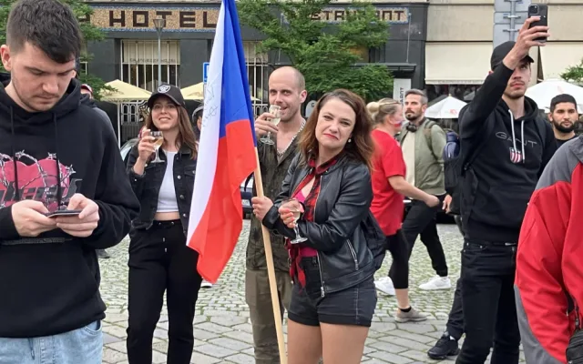 VIDEO: Tisíce lidí v centru Brna fandí českým hokejistům ve finále mistrovství světa