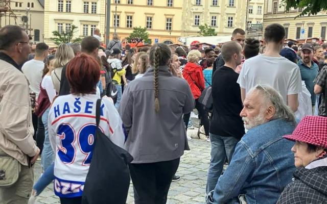 VIDEO: Tisíce lidí v centru Brna fandí českým hokejistům ve finále mistrovství světa