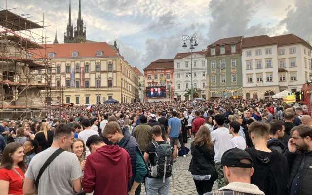 VIDEO: Tisíce lidí v centru Brna fandí českým hokejistům ve finále mistrovství světa