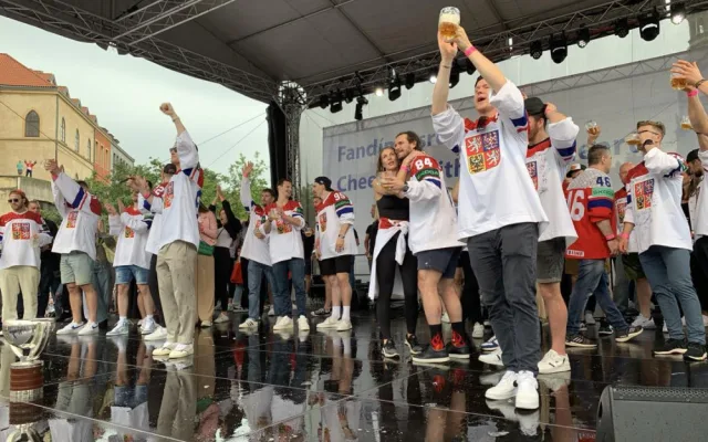VIDEO: Brněnský odchovanec Dostál pobláznil národ. Je to doma, křičel na Staromáku