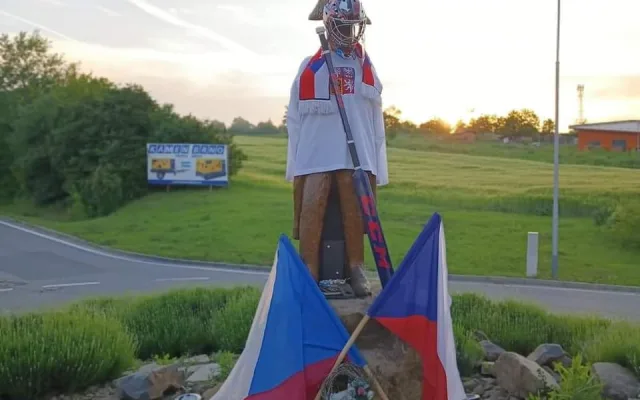 V Bedřichovicích udělali sochu brankáři Dostálovi. Převlékli za něj Napoleona