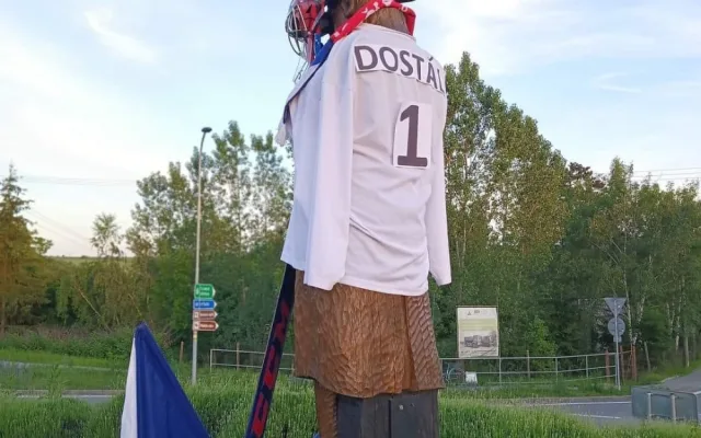 V Bedřichovicích udělali sochu brankáři Dostálovi. Převlékli za něj Napoleona