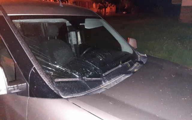 Opilý mladík v Brně bezhlavě demoloval auta. Do jednoho zapíchl dopravní značku