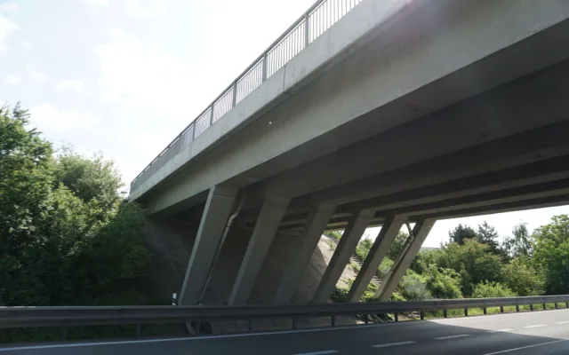 Silničáři zavřou část mostu přes dálnici D2 u brněnského obchodního centra. Řidiče čeká půlroční omezení
