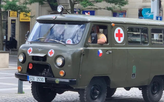 VIDEO: Centrem jihomoravské metropole projela kolona veteránů. Vozidla zamířila na jih města