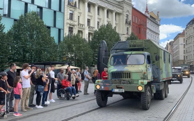 VIDEO: Centrem jihomoravské metropole projela kolona veteránů. Vozidla zamířila na jih města