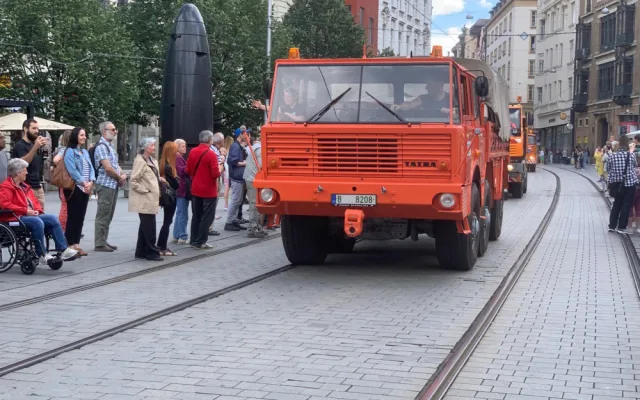 VIDEO: Centrem jihomoravské metropole projela kolona veteránů. Vozidla zamířila na jih města