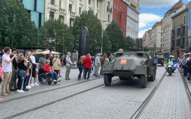 VIDEO: Centrem jihomoravské metropole projela kolona veteránů. Vozidla zamířila na jih města