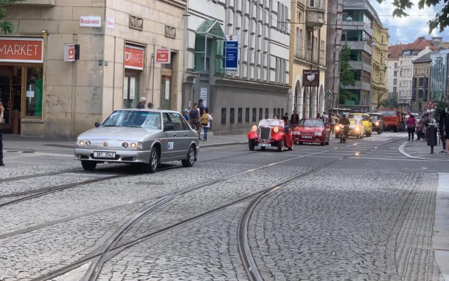 VIDEO: Centrem jihomoravské metropole projela kolona veteránů. Vozidla zamířila na jih města
