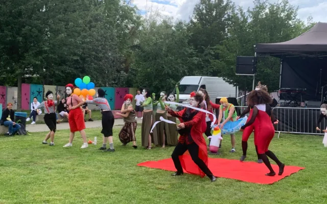 VIDEO: Brněnský Bronx roztančily tóny romské hudby. Lidé si užívají Ghettofest