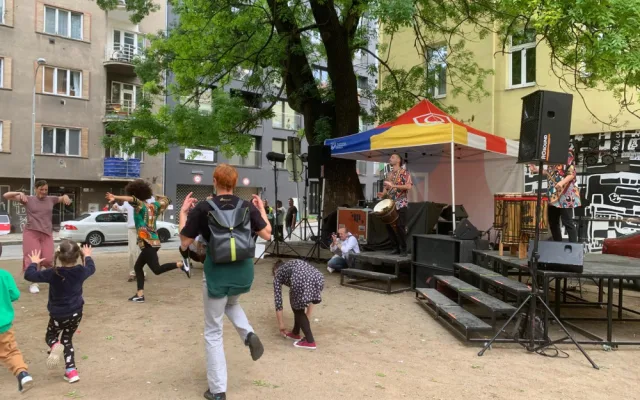 VIDEO: Brněnský Bronx roztančily tóny romské hudby. Lidé si užívají Ghettofest