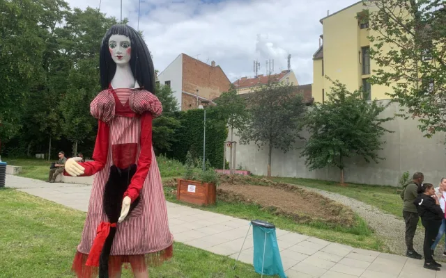 VIDEO: Brněnský Bronx roztančily tóny romské hudby. Lidé si užívají Ghettofest