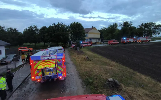 Do rodinného domu uhodil blesk a zapálil střechu. Škoda přesáhla milion a půl