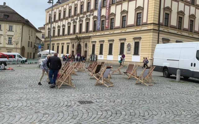 Do ulic Brna se vrátila lehátka. Lidé se mohou v centru celé léto slunit jako u moře