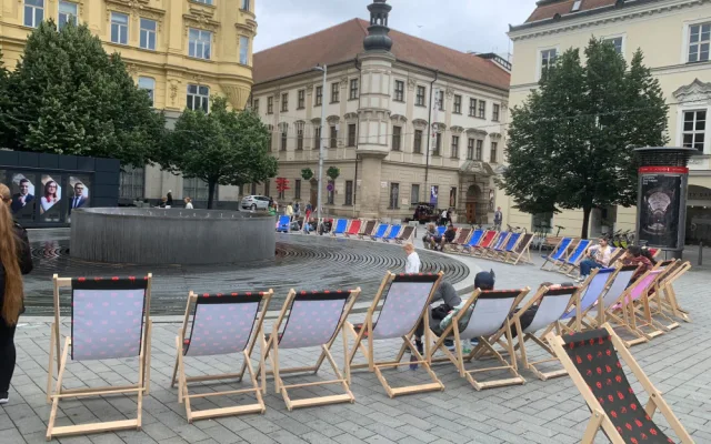 Do ulic Brna se vrátila lehátka. Lidé se mohou v centru celé léto slunit jako u moře