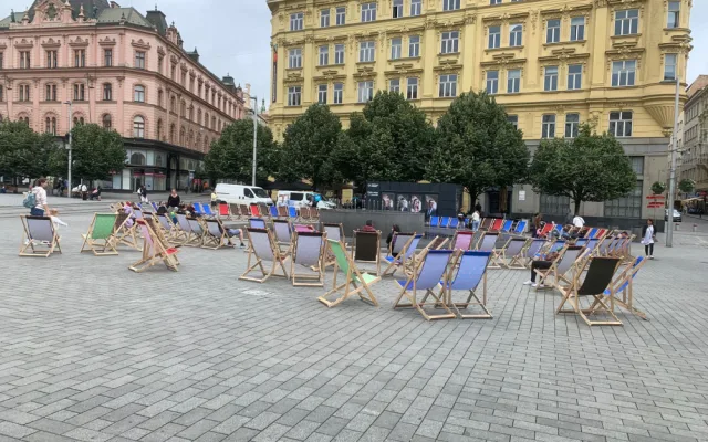 Do ulic Brna se vrátila lehátka. Lidé se mohou v centru celé léto slunit jako u moře