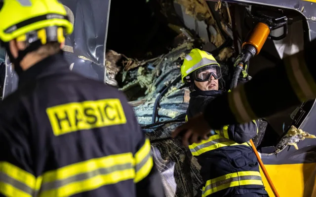 VIDEO: RegioJet odškodní cestující z vlaku, ve kterém po nehodě zemřeli čtyři lidé