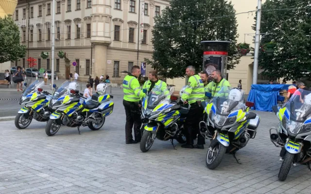 VIDEO: Do centra Brna dorazily desítky policistů na koních. Předvedou své dovednosti