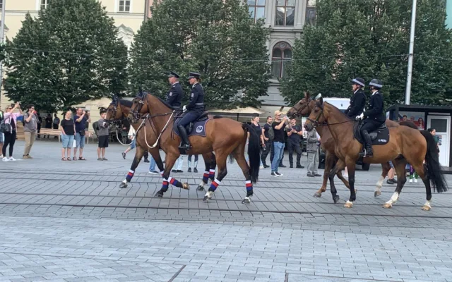 VIDEO: Do centra Brna dorazily desítky policistů na koních. Předvedou své dovednosti